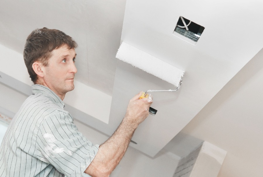 Peinture de plafond sur tous les murs de la maison