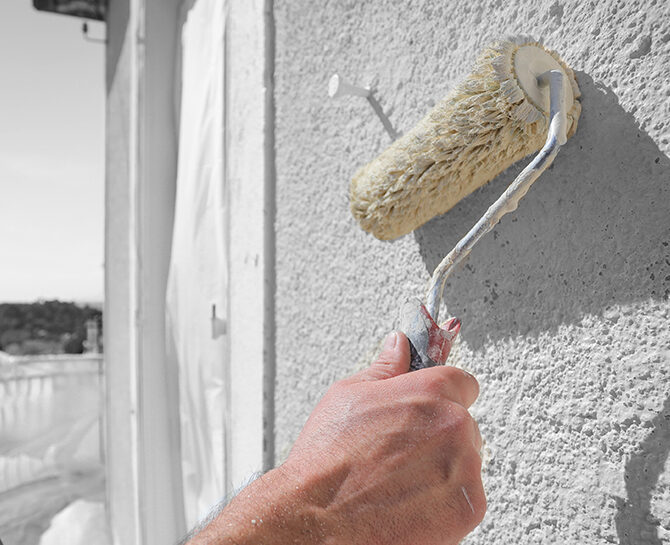 photo main ouvrier rouleau peinture mur maison villa extérieure