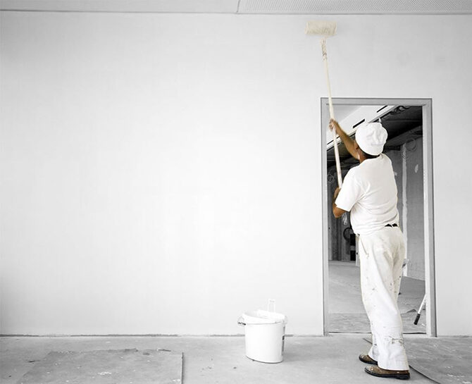 photo ouvrier peinture murs intérieure