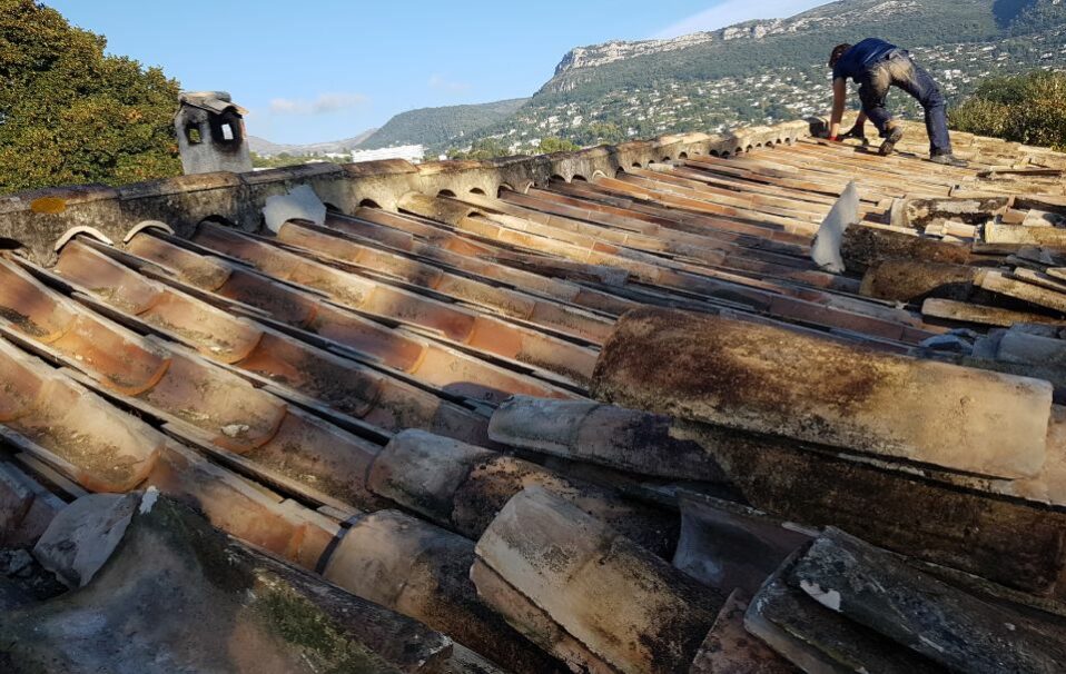 travaux sur une toiture abimée